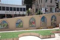 חלונות הפסיפס על קיר חצר בית הגפן בחיפה. פסיפס קהילתי.